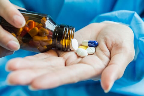 ‘El baño o la cocina son los peores sitios para guardar medicamentos’: expertos alertan sobre riesgos de fármacos vencidos