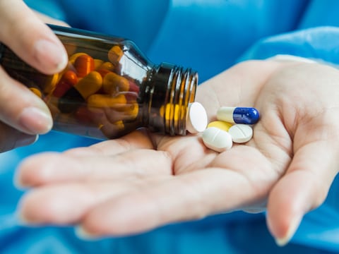 ‘El baño o la cocina son los peores sitios para guardar medicamentos’: expertos alertan sobre riesgos de fármacos vencidos