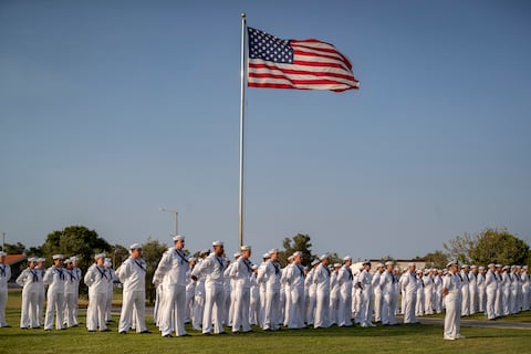 Buque de guerra de Estados Unidos dispara por error misiles contra dos aviones de combate de su propio bando: “Vi mi vida pasar ante mis ojos”