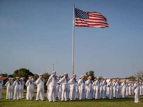 Buque de guerra de Estados Unidos dispara por error misiles contra dos aviones de combate de su propio bando: “Vi mi vida pasar ante mis ojos”