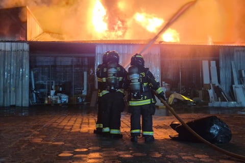 Incendio de gran magnitud en fábrica de perfumes en el norte de Quito deja daños materiales
