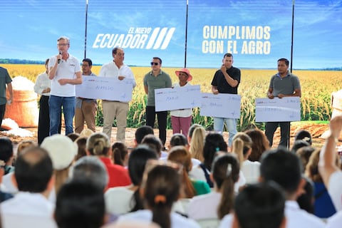 Presidente Noboa entregó primeros pagos a productores que vendieron directamente su arroz