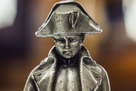 Prendedor circular con casi 100 diamantes antiguos y un diamante ovalado de 13,04 quilates en el centro: subastan el broche de Napoleón por un precio inicial de 250.000 dólares