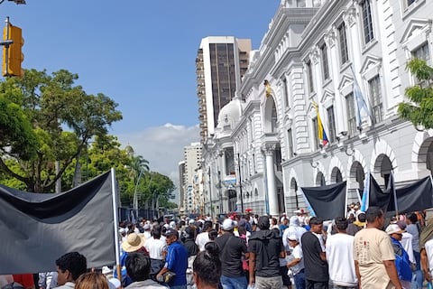 Gobernador atiende a pescadores que piden reducción del precio del diésel