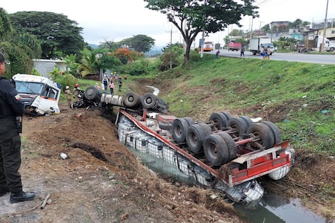 Tráiler cae a zanja tras chocar con expreso en la vía a Daule: alerta ambiental por derrame