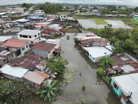 Inundaciones por fuertes lluvias dejan 28 familias afectadas en Santo Domingo