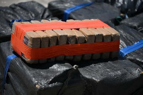 Ecuador y EE. UU. incautan 592 kilos de cocaína y capturan a 10 personas en operación marítima internacional