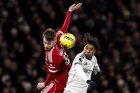Fulham y Liverpool empatan a 2 en un duelo frenético por Premier League