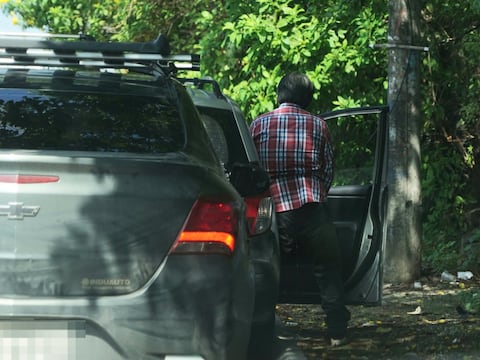 ‘A veces se parquean, se bajan y orinan como si nada’: vecinos se quejan de que conductores y transeúntes orinan en calles y veredas de Guayaquil