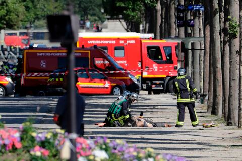 En Campos Elíseos de París, vehículo embiste a furgón policial en intento de atentado