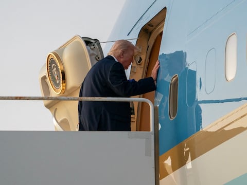 Donald Trump añade sus colores favoritos, dorado, rojo, blanco y azul oscuro, a los Air Force One