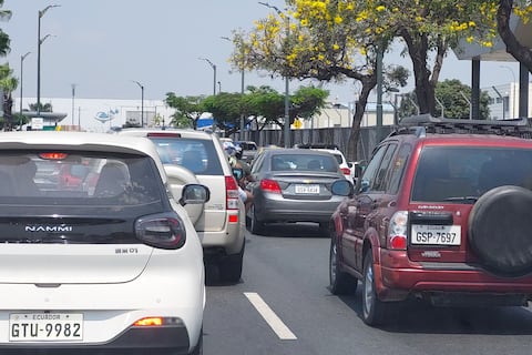 Congestionamiento vehicular en avenidas del norte y centro de Guayaquil este viernes, 12 de diciembre