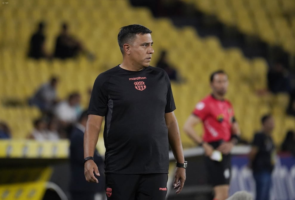 César Farías denuncia una “guerra interna” tras el empate de Barcelona SC ante Manta FC