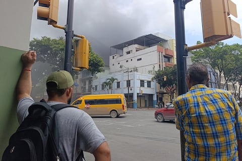 “Salimos corriendo porque todo se llenó de humo negro”: trabajadores fueron evacuados de locales por nuevo incendio en el centro