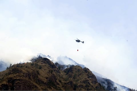 Por aire y tierra se combate el incendio forestal en Parque Nacional Cajas