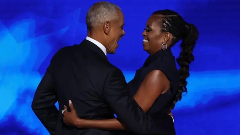 Michelle Obama disipa rumores de divorcio basados en la falta de fotos: Tenemos 60 años, no hacemos selfis