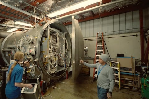 25 veces más potente que cualquier nave actual: la NASA enciende un propulsor de 120 kilovatios que funciona con metal líquido