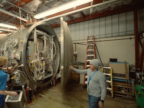 25 veces más potente que cualquier nave actual: la NASA enciende un propulsor de 120 kilovatios que funciona con metal líquido