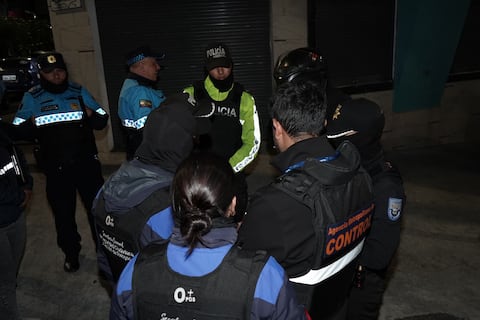 Figuras de la santa Muerte, alcohol artesanal y cigarrillos decomisan en operativo en el sur de Quito