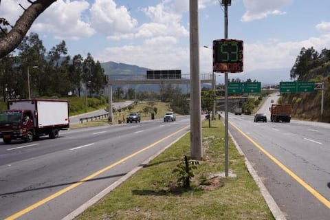 La velocidad en Quito se reduce hasta 11 km/h en vías clave por radares educativos
