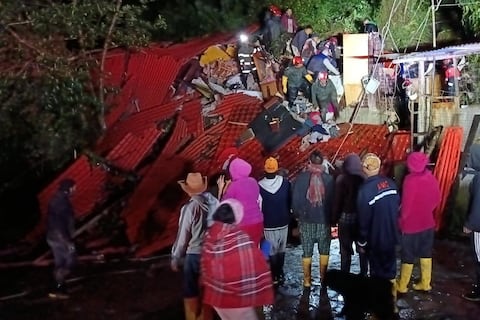 Deslizamiento de tierra provoca colapso de casa en Latacunga: una mujer fallecida y una bebé rescatada con vida