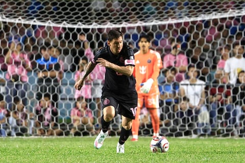 Messi terminó en el suelo tras la invasión de un hincha que intentó tomarse un selfi con él en el Inter Miami vs. IDV