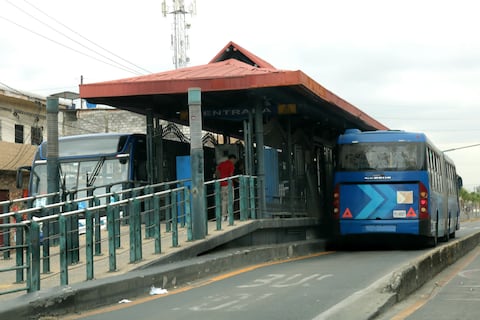 ‘Ahora hay mayor intranquilidad’: más guardias y controles en paradas piden usuarios de Metrovía por robos