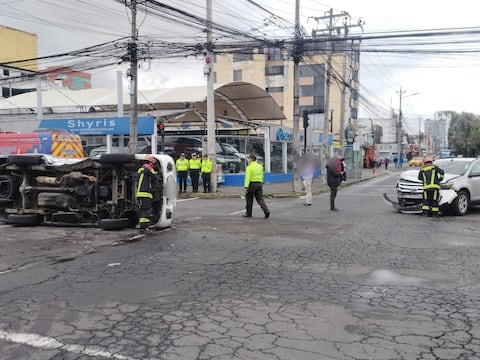Siniestros en Quito: ambulancia se vuelca en la av. de los Shyris y furgoneta cae a una quebrada Pusuquí