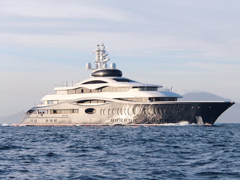 Una ciudad flotante con piscina, cine y helipuerto: Así es el superyate de más de 300 millones de Mark Zuckerberg que navega en Galápagos