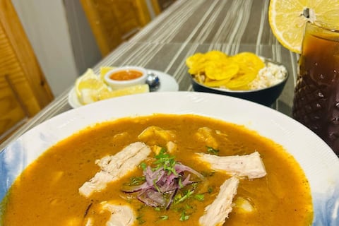 Ni albacora ni achiote: el extraño encebollado ‘inventado’ que triunfa en las mesas de los ecuatorianos en España