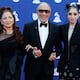 Emily Estefan posa con sus padres Gloria y Emilio en los Latin Grammy 2025, tras su episodio de violencia doméstica