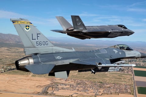 Red Flag: las tácticas de enjambre que usan los caza F-16 para abrumar y vencer a los cazas furtivos F-35