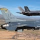 Red Flag: las tácticas de enjambre que usan los caza F-16 para abrumar y vencer a los cazas furtivos F-35