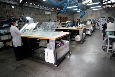 Especialistas trabajan en recuperación y preservación de documentos del Registro Civil, entre estos consta acta de defunción de Jaime Roldós