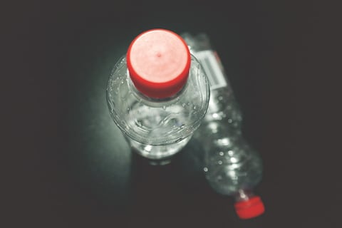 Jubilado dispone una botella de plástico en el recipiente equivocado y lo multan con casi 300 dólares por incumplir reglas para el reciclaje: “Prefiero ir a la cárcel”