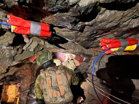 Militares destruyen túneles clandestinos de hasta 130 metros usados para minería ilegal en Carchi