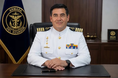 Daniel Noboa designa al contralmirante Pablo Iván Pazmiño como nuevo comandante general de la Fuerza Naval