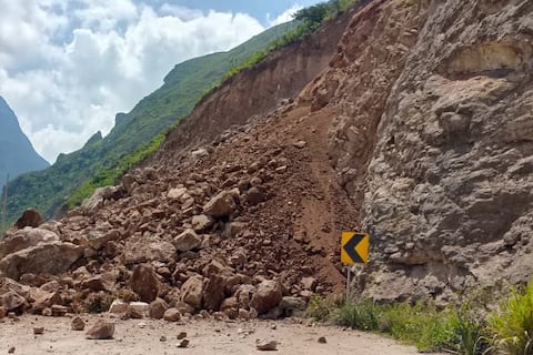 Vía Girón-Pasaje cerrada por deslizamiento de tierra este sábado, 21 de marzo