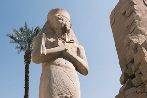 Investigadores resuelven el misterio de Ramsés II: Encuentran la parte faltante de su estatua después de casi un siglo y en “excelentes condiciones”