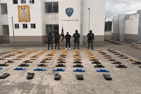 Policía detecta 310 kilogramos de droga en maletero de automóvil en Carchi