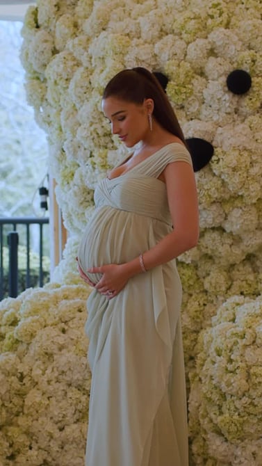Así fue el ‘baby shower’ con temática parisina de Olivia Culpo, la Miss Universo 2012