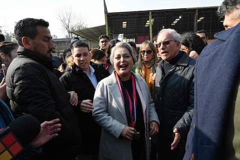 Jeannette Jara, exministra de Trabajo del gobierno de Gabriel Boric, será candidata del oficialismo en las presidenciales en Chile