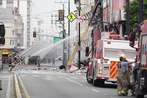 Incendio en edificio Multicomercio está controlado, pero se mantienen operaciones en sitio: 400 bomberos y 82 unidades desplegadas