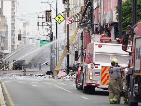 Incendio en edificio Multicomercio está controlado, pero se mantienen operaciones en sitio: 300 bomberos y 82 unidades desplegadas