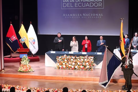 “Cuando nos unimos fundamos patria, cuando nos dividimos la ponemos en riesgo”, dice Mishel Mancheno en sesión solemne por los 195 años de la primera constitución en Riobamba