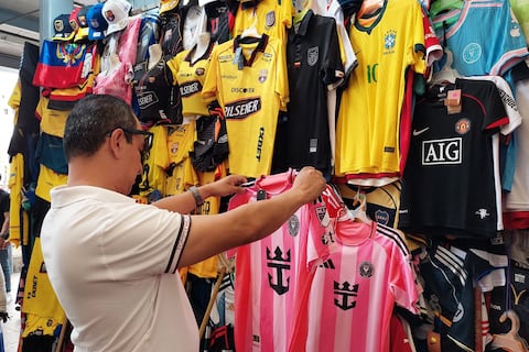 “80% viene por la de Barcelona”: la Bahía vive el boom de camisetas antes del amistoso de Messi en el Monumental