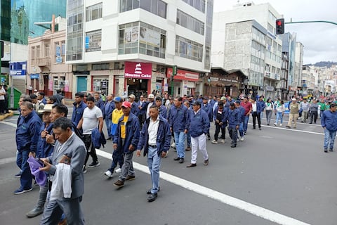 Ambato y Esmeraldas conmemoran el Día del Trabajo con marchas marcadas por menor asistencia