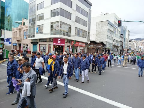 Ambato y Esmeraldas conmemoran el Día del Trabajo con marchas marcadas por menor asistencia