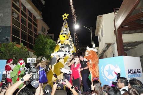La calle Panamá se llena de música, bailarines y color con el encendido de su árbol navideño