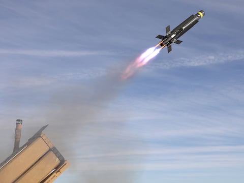 El Coyote llega al mar: el nuevo lanzador de Raytheon que redefine la defensa naval contra ataques suicidas